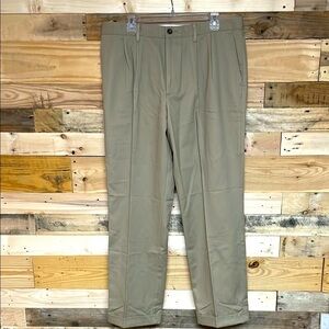 Dockers D3 size 36x32 Tan Chinos Straight-Leg Lightweight Pleated Khaki Pants